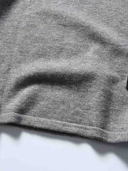 製品画像ALT代替テキスト
ヴィンテージ風ゆったりニットスウェットシャツ、ラウンドネックとハーフジップデザインの全体展示。
詳細画像ALT代替テキスト
ハーフジップディテールと袖口デザインが際立つニットスウェットシャツのディテール。