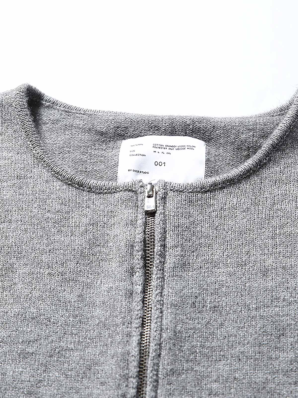 製品画像ALT代替テキスト
ヴィンテージ風ゆったりニットスウェットシャツ、ラウンドネックとハーフジップデザインの全体展示。
詳細画像ALT代替テキスト
ハーフジップディテールと袖口デザインが際立つニットスウェットシャツのディテール。