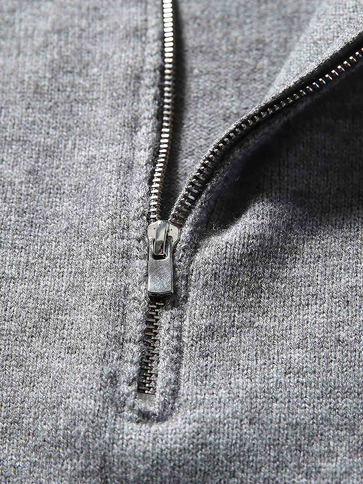 製品画像ALT代替テキスト
ヴィンテージ風ゆったりニットスウェットシャツ、ラウンドネックとハーフジップデザインの全体展示。
詳細画像ALT代替テキスト
ハーフジップディテールと袖口デザインが際立つニットスウェットシャツのディテール。