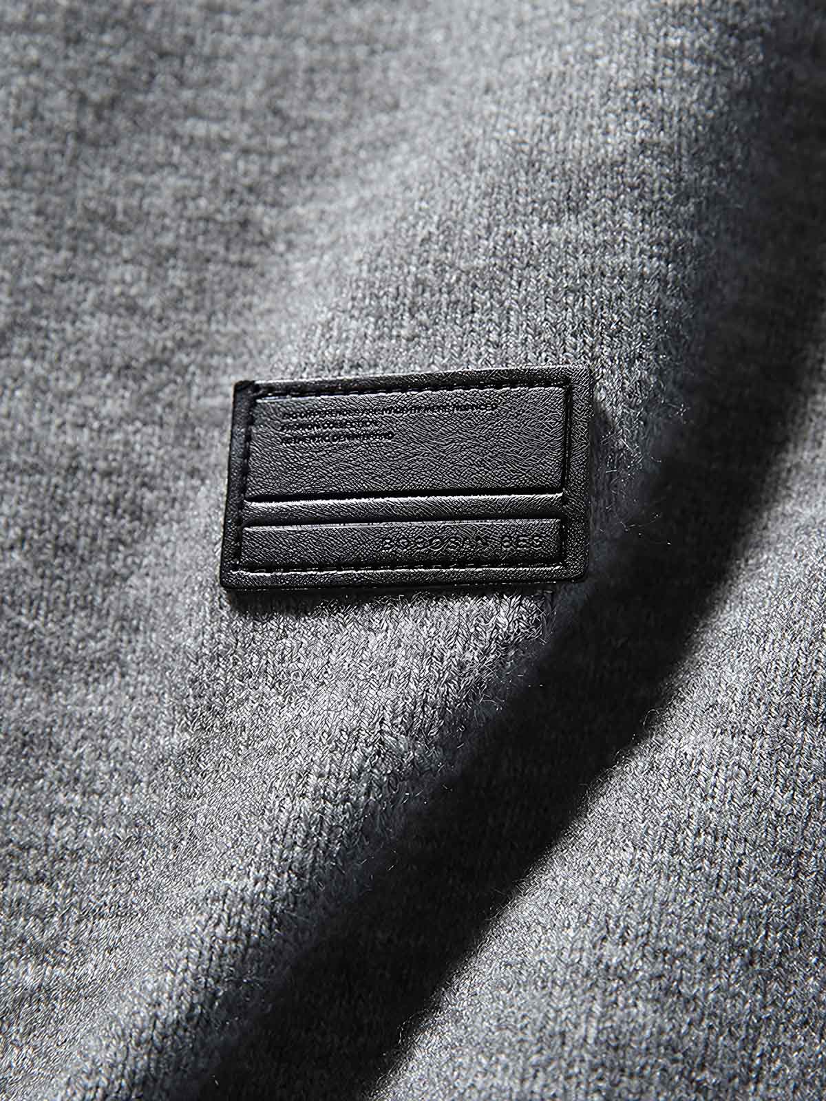 製品画像ALT代替テキスト
ヴィンテージ風ゆったりニットスウェットシャツ、ラウンドネックとハーフジップデザインの全体展示。
詳細画像ALT代替テキスト
ハーフジップディテールと袖口デザインが際立つニットスウェットシャツのディテール。