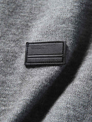 製品画像ALT代替テキスト
ヴィンテージ風ゆったりニットスウェットシャツ、ラウンドネックとハーフジップデザインの全体展示。
詳細画像ALT代替テキスト
ハーフジップディテールと袖口デザインが際立つニットスウェットシャツのディテール。