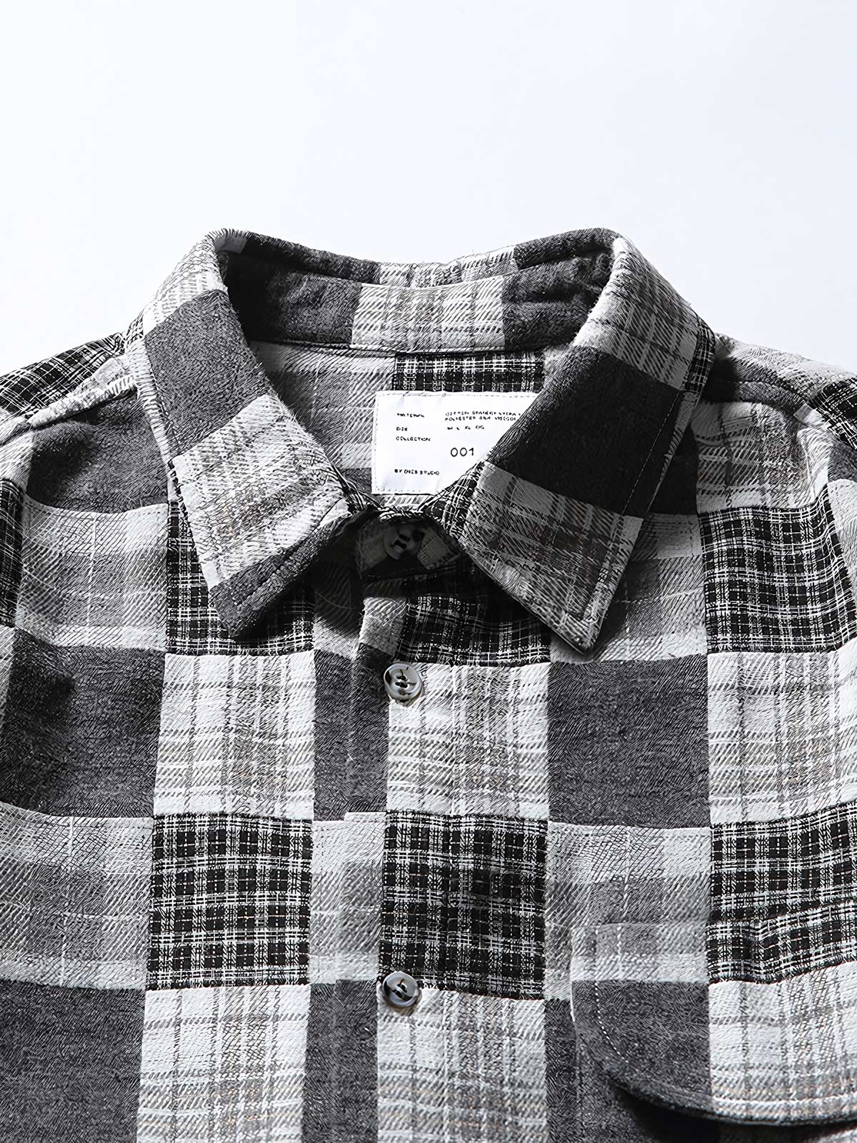 製品画像: ブラック&ホワイトのチェック柄カジュアルシャツの正面展示
詳細画像: シャツの襟とチェック柄のディテールクローズアップ