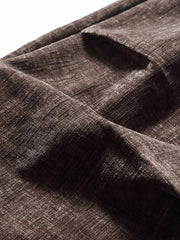 製品画像:
「ヴィンテージプリーツ ワイドパンツ全体の展示図。レトロなプリーツテクスチャー素材を採用し、ゆったりとしたルーズフィットシルエットが特徴。快適な着心地とスタイリッシュなデザインで、洗練された印象を与える一着。」
詳細画像:
「ウエストのプリーツデザインと素材のテクスチャーのディテール特写。立体感を加え、シンプルながら独特な視覚効果を生み出すヴィンテージ風のデザイン。」