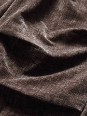 製品画像:
「ヴィンテージプリーツ ワイドパンツ全体の展示図。レトロなプリーツテクスチャー素材を採用し、ゆったりとしたルーズフィットシルエットが特徴。快適な着心地とスタイリッシュなデザインで、洗練された印象を与える一着。」
詳細画像:
「ウエストのプリーツデザインと素材のテクスチャーのディテール特写。立体感を加え、シンプルながら独特な視覚効果を生み出すヴィンテージ風のデザイン。」