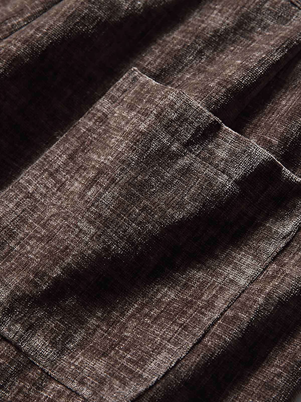 製品画像:
「ヴィンテージプリーツ ワイドパンツ全体の展示図。レトロなプリーツテクスチャー素材を採用し、ゆったりとしたルーズフィットシルエットが特徴。快適な着心地とスタイリッシュなデザインで、洗練された印象を与える一着。」
詳細画像:
「ウエストのプリーツデザインと素材のテクスチャーのディテール特写。立体感を加え、シンプルながら独特な視覚効果を生み出すヴィンテージ風のデザイン。」