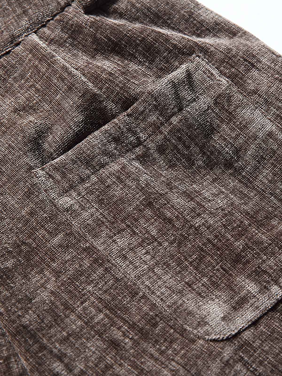 製品画像:
「ヴィンテージプリーツ ワイドパンツ全体の展示図。レトロなプリーツテクスチャー素材を採用し、ゆったりとしたルーズフィットシルエットが特徴。快適な着心地とスタイリッシュなデザインで、洗練された印象を与える一着。」
詳細画像:
「ウエストのプリーツデザインと素材のテクスチャーのディテール特写。立体感を加え、シンプルながら独特な視覚効果を生み出すヴィンテージ風のデザイン。」