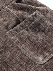 製品画像:
「ヴィンテージプリーツ ワイドパンツ全体の展示図。レトロなプリーツテクスチャー素材を採用し、ゆったりとしたルーズフィットシルエットが特徴。快適な着心地とスタイリッシュなデザインで、洗練された印象を与える一着。」
詳細画像:
「ウエストのプリーツデザインと素材のテクスチャーのディテール特写。立体感を加え、シンプルながら独特な視覚効果を生み出すヴィンテージ風のデザイン。」