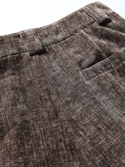 製品画像:
「ヴィンテージプリーツ ワイドパンツ全体の展示図。レトロなプリーツテクスチャー素材を採用し、ゆったりとしたルーズフィットシルエットが特徴。快適な着心地とスタイリッシュなデザインで、洗練された印象を与える一着。」
詳細画像:
「ウエストのプリーツデザインと素材のテクスチャーのディテール特写。立体感を加え、シンプルながら独特な視覚効果を生み出すヴィンテージ風のデザイン。」