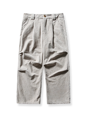 製品画像:
「ヴィンテージプリーツ ワイドパンツ全体の展示図。レトロなプリーツテクスチャー素材を採用し、ゆったりとしたルーズフィットシルエットが特徴。快適な着心地とスタイリッシュなデザインで、洗練された印象を与える一着。」
詳細画像:
「ウエストのプリーツデザインと素材のテクスチャーのディテール特写。立体感を加え、シンプルながら独特な視覚効果を生み出すヴィンテージ風のデザイン。」