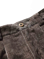 製品画像:
「ヴィンテージプリーツ ワイドパンツ全体の展示図。レトロなプリーツテクスチャー素材を採用し、ゆったりとしたルーズフィットシルエットが特徴。快適な着心地とスタイリッシュなデザインで、洗練された印象を与える一着。」
詳細画像:
「ウエストのプリーツデザインと素材のテクスチャーのディテール特写。立体感を加え、シンプルながら独特な視覚効果を生み出すヴィンテージ風のデザイン。」