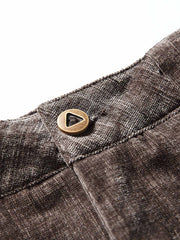 製品画像:
「ヴィンテージプリーツ ワイドパンツ全体の展示図。レトロなプリーツテクスチャー素材を採用し、ゆったりとしたルーズフィットシルエットが特徴。快適な着心地とスタイリッシュなデザインで、洗練された印象を与える一着。」
詳細画像:
「ウエストのプリーツデザインと素材のテクスチャーのディテール特写。立体感を加え、シンプルながら独特な視覚効果を生み出すヴィンテージ風のデザイン。」