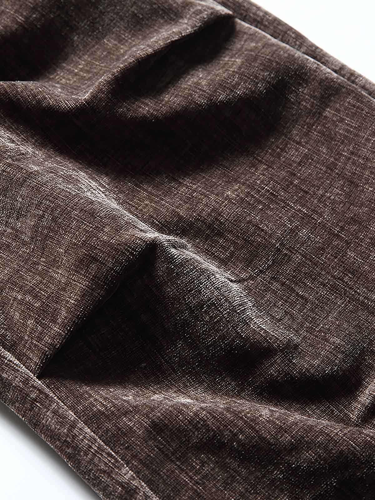 製品画像:
「ヴィンテージプリーツ ワイドパンツ全体の展示図。レトロなプリーツテクスチャー素材を採用し、ゆったりとしたルーズフィットシルエットが特徴。快適な着心地とスタイリッシュなデザインで、洗練された印象を与える一着。」
詳細画像:
「ウエストのプリーツデザインと素材のテクスチャーのディテール特写。立体感を加え、シンプルながら独特な視覚効果を生み出すヴィンテージ風のデザイン。」