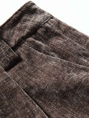 製品画像:
「ヴィンテージプリーツ ワイドパンツ全体の展示図。レトロなプリーツテクスチャー素材を採用し、ゆったりとしたルーズフィットシルエットが特徴。快適な着心地とスタイリッシュなデザインで、洗練された印象を与える一着。」
詳細画像:
「ウエストのプリーツデザインと素材のテクスチャーのディテール特写。立体感を加え、シンプルながら独特な視覚効果を生み出すヴィンテージ風のデザイン。」