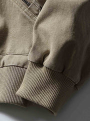 製品画像: レザーカラーワークジャケットの正面展示
詳細画像: ジャケットのレザー襟とジップポケットのディテール展示