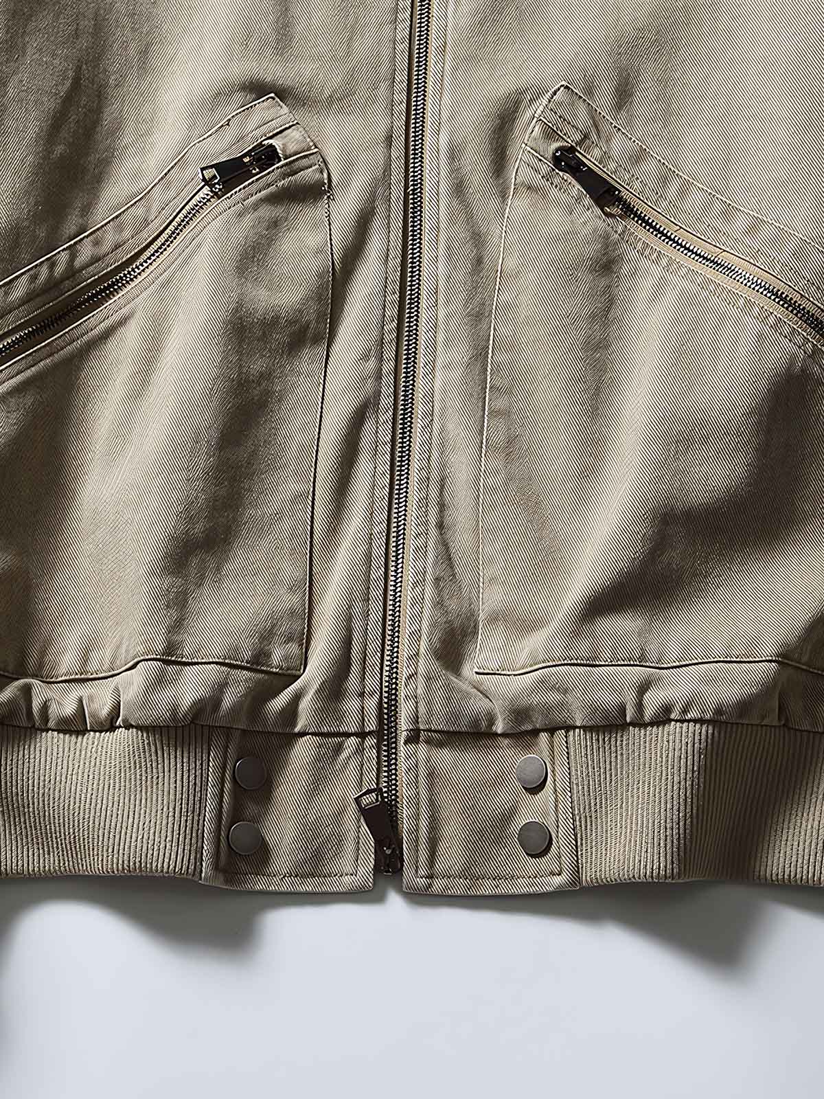 製品画像: レザーカラーワークジャケットの正面展示
詳細画像: ジャケットのレザー襟とジップポケットのディテール展示