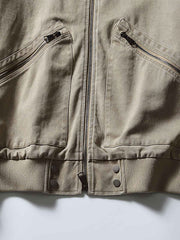 製品画像: レザーカラーワークジャケットの正面展示
詳細画像: ジャケットのレザー襟とジップポケットのディテール展示