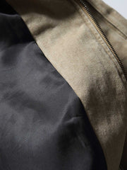 製品画像: レザーカラーワークジャケットの正面展示
詳細画像: ジャケットのレザー襟とジップポケットのディテール展示