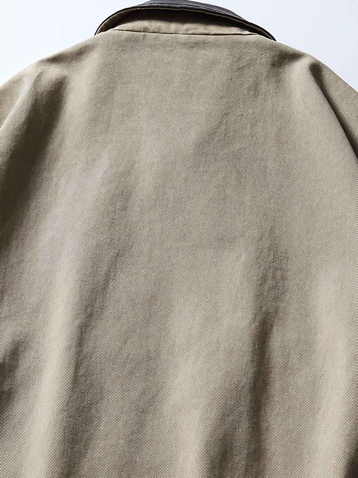 製品画像: レザーカラーワークジャケットの正面展示
詳細画像: ジャケットのレザー襟とジップポケットのディテール展示