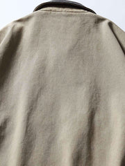 製品画像: レザーカラーワークジャケットの正面展示
詳細画像: ジャケットのレザー襟とジップポケットのディテール展示