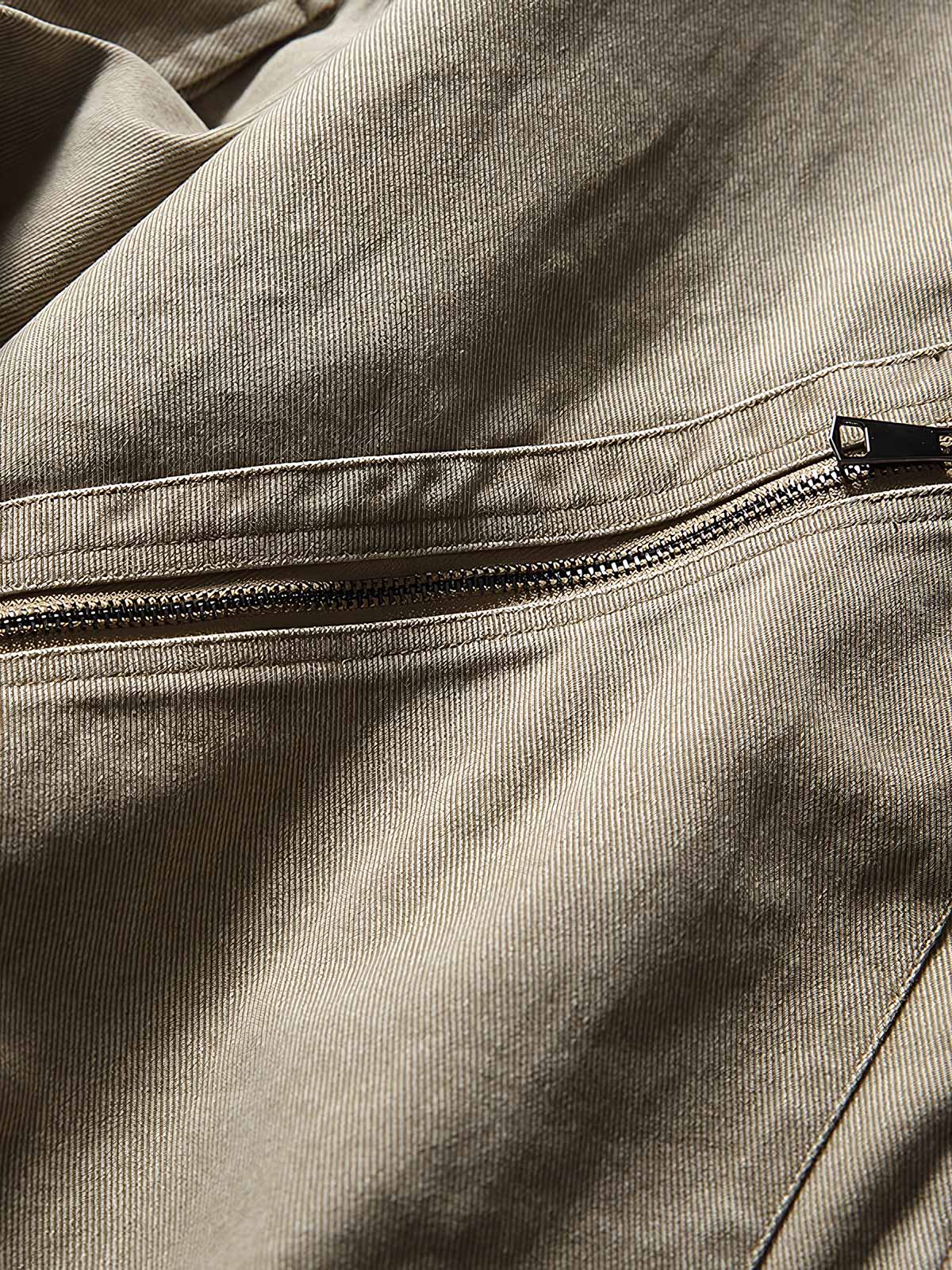 製品画像: レザーカラーワークジャケットの正面展示
詳細画像: ジャケットのレザー襟とジップポケットのディテール展示