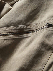 製品画像: レザーカラーワークジャケットの正面展示
詳細画像: ジャケットのレザー襟とジップポケットのディテール展示