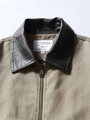 製品画像: レザーカラーワークジャケットの正面展示
詳細画像: ジャケットのレザー襟とジップポケットのディテール展示