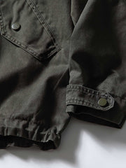 製品画像
フード付きワークジャケット クラシックなミリタリーとアウトドアスタイルを融合したデザイン。現代的な工芸技術を取り入れ、実用性とスタイルを兼ね備えたワークジャケット。
詳細画像
フード付きワークジャケットのディテール画像 クラシックなミリタリーとアウトドアの要素を取り入れたフロントポケット、ジッパー部分、袖口のディテールが際立つ。