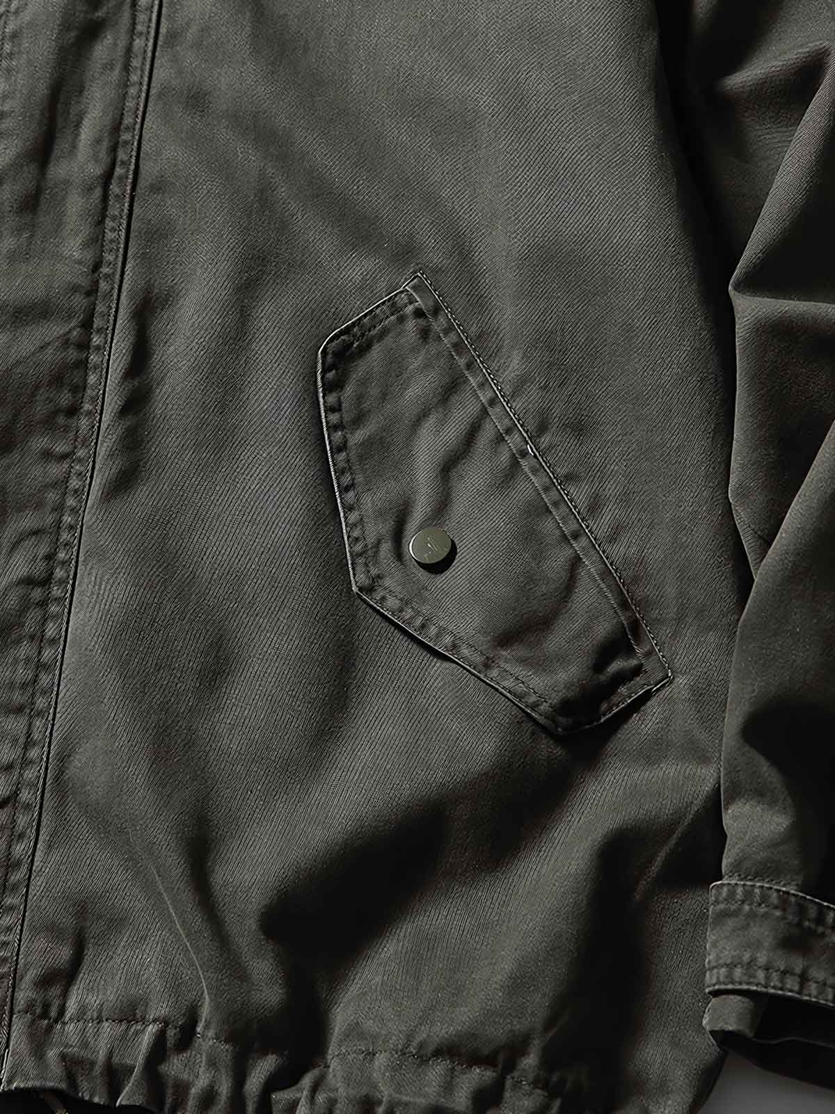 製品画像
フード付きワークジャケット クラシックなミリタリーとアウトドアスタイルを融合したデザイン。現代的な工芸技術を取り入れ、実用性とスタイルを兼ね備えたワークジャケット。
詳細画像
フード付きワークジャケットのディテール画像 クラシックなミリタリーとアウトドアの要素を取り入れたフロントポケット、ジッパー部分、袖口のディテールが際立つ。