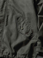 製品画像
フード付きワークジャケット クラシックなミリタリーとアウトドアスタイルを融合したデザイン。現代的な工芸技術を取り入れ、実用性とスタイルを兼ね備えたワークジャケット。
詳細画像
フード付きワークジャケットのディテール画像 クラシックなミリタリーとアウトドアの要素を取り入れたフロントポケット、ジッパー部分、袖口のディテールが際立つ。