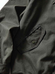 製品画像
フード付きワークジャケット クラシックなミリタリーとアウトドアスタイルを融合したデザイン。現代的な工芸技術を取り入れ、実用性とスタイルを兼ね備えたワークジャケット。
詳細画像
フード付きワークジャケットのディテール画像 クラシックなミリタリーとアウトドアの要素を取り入れたフロントポケット、ジッパー部分、袖口のディテールが際立つ。
