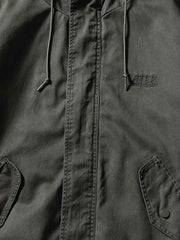 製品画像
フード付きワークジャケット クラシックなミリタリーとアウトドアスタイルを融合したデザイン。現代的な工芸技術を取り入れ、実用性とスタイルを兼ね備えたワークジャケット。
詳細画像
フード付きワークジャケットのディテール画像 クラシックなミリタリーとアウトドアの要素を取り入れたフロントポケット、ジッパー部分、袖口のディテールが際立つ。