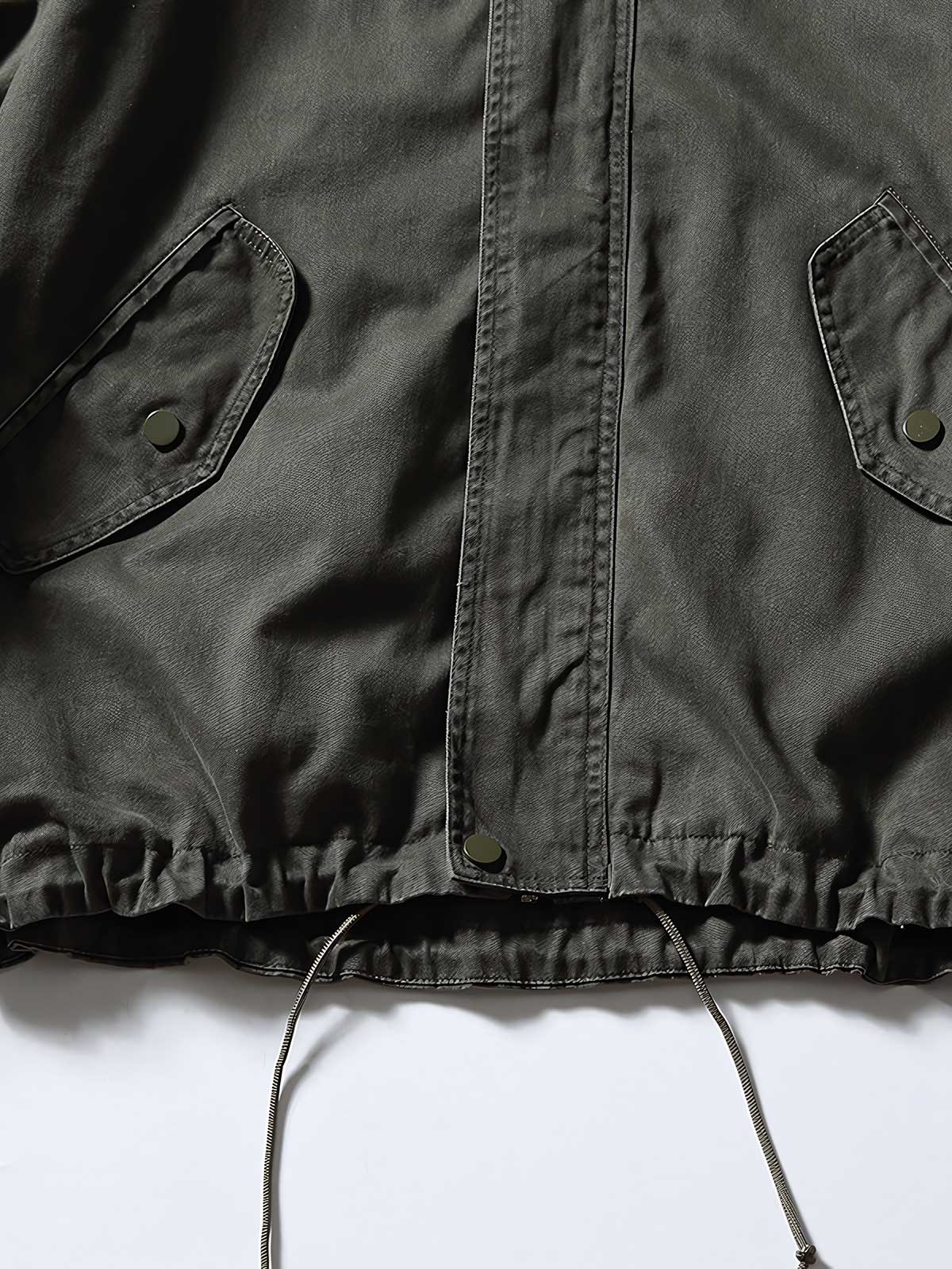 製品画像
フード付きワークジャケット クラシックなミリタリーとアウトドアスタイルを融合したデザイン。現代的な工芸技術を取り入れ、実用性とスタイルを兼ね備えたワークジャケット。
詳細画像
フード付きワークジャケットのディテール画像 クラシックなミリタリーとアウトドアの要素を取り入れたフロントポケット、ジッパー部分、袖口のディテールが際立つ。