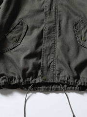 製品画像
フード付きワークジャケット クラシックなミリタリーとアウトドアスタイルを融合したデザイン。現代的な工芸技術を取り入れ、実用性とスタイルを兼ね備えたワークジャケット。
詳細画像
フード付きワークジャケットのディテール画像 クラシックなミリタリーとアウトドアの要素を取り入れたフロントポケット、ジッパー部分、袖口のディテールが際立つ。