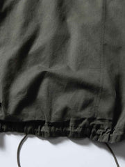 製品画像
フード付きワークジャケット クラシックなミリタリーとアウトドアスタイルを融合したデザイン。現代的な工芸技術を取り入れ、実用性とスタイルを兼ね備えたワークジャケット。
詳細画像
フード付きワークジャケットのディテール画像 クラシックなミリタリーとアウトドアの要素を取り入れたフロントポケット、ジッパー部分、袖口のディテールが際立つ。