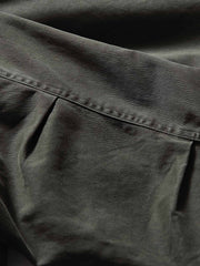 製品画像
フード付きワークジャケット クラシックなミリタリーとアウトドアスタイルを融合したデザイン。現代的な工芸技術を取り入れ、実用性とスタイルを兼ね備えたワークジャケット。
詳細画像
フード付きワークジャケットのディテール画像 クラシックなミリタリーとアウトドアの要素を取り入れたフロントポケット、ジッパー部分、袖口のディテールが際立つ。