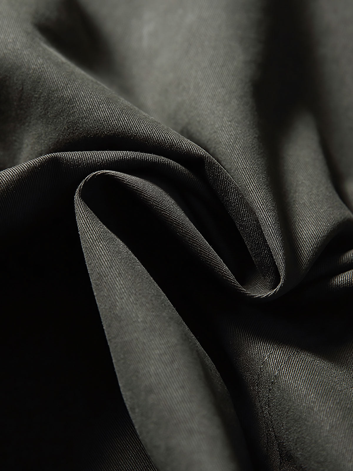 製品画像
フード付きワークジャケット クラシックなミリタリーとアウトドアスタイルを融合したデザイン。現代的な工芸技術を取り入れ、実用性とスタイルを兼ね備えたワークジャケット。
詳細画像
フード付きワークジャケットのディテール画像 クラシックなミリタリーとアウトドアの要素を取り入れたフロントポケット、ジッパー部分、袖口のディテールが際立つ。