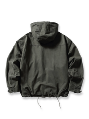 製品画像
フード付きワークジャケット クラシックなミリタリーとアウトドアスタイルを融合したデザイン。現代的な工芸技術を取り入れ、実用性とスタイルを兼ね備えたワークジャケット。
詳細画像
フード付きワークジャケットのディテール画像 クラシックなミリタリーとアウトドアの要素を取り入れたフロントポケット、ジッパー部分、袖口のディテールが際立つ。