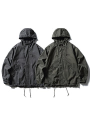 製品画像
フード付きワークジャケット クラシックなミリタリーとアウトドアスタイルを融合したデザイン。現代的な工芸技術を取り入れ、実用性とスタイルを兼ね備えたワークジャケット。
詳細画像
フード付きワークジャケットのディテール画像 クラシックなミリタリーとアウトドアの要素を取り入れたフロントポケット、ジッパー部分、袖口のディテールが際立つ。