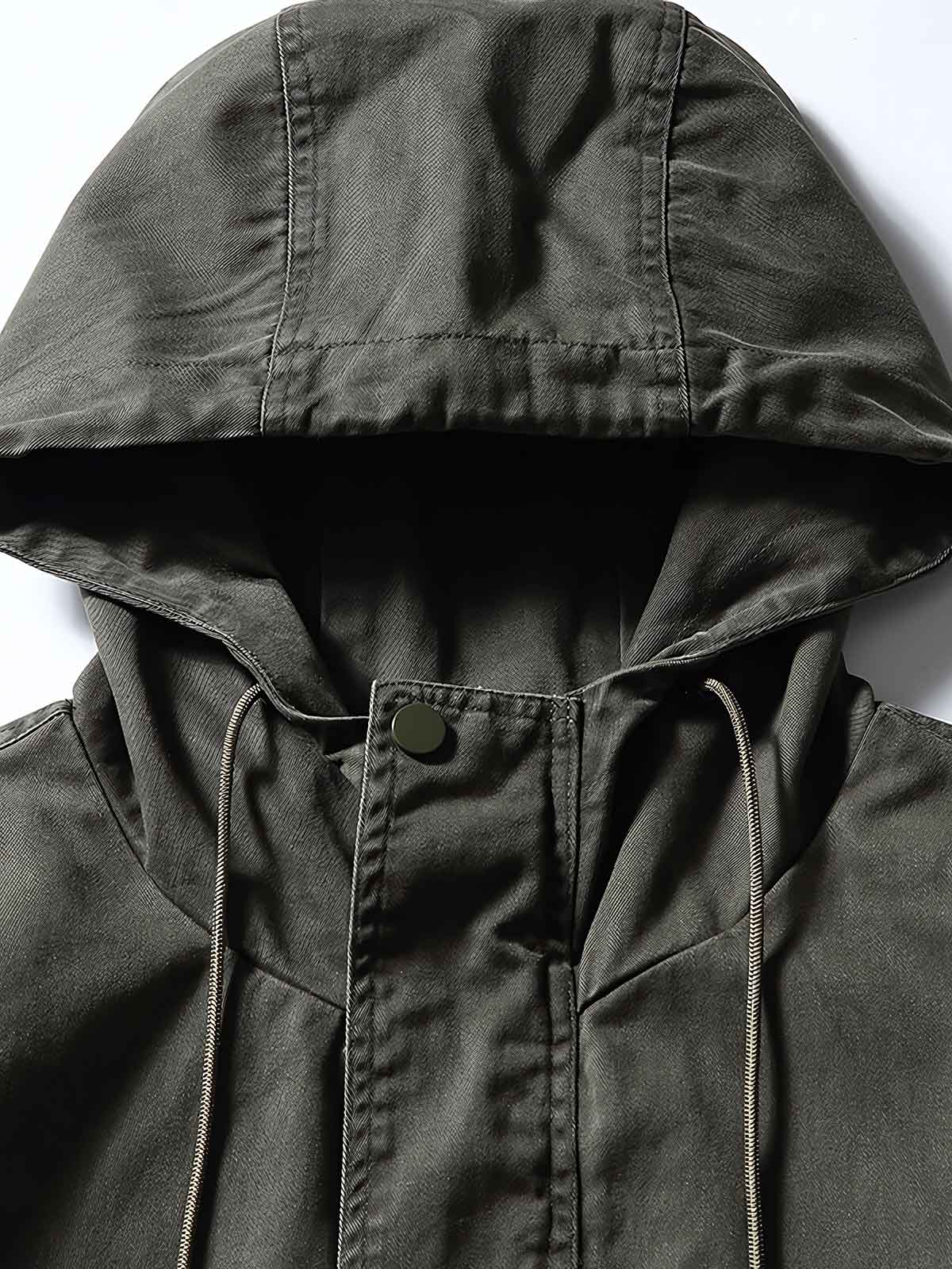 製品画像
フード付きワークジャケット クラシックなミリタリーとアウトドアスタイルを融合したデザイン。現代的な工芸技術を取り入れ、実用性とスタイルを兼ね備えたワークジャケット。
詳細画像
フード付きワークジャケットのディテール画像 クラシックなミリタリーとアウトドアの要素を取り入れたフロントポケット、ジッパー部分、袖口のディテールが際立つ。