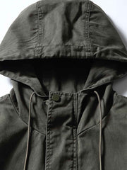製品画像
フード付きワークジャケット クラシックなミリタリーとアウトドアスタイルを融合したデザイン。現代的な工芸技術を取り入れ、実用性とスタイルを兼ね備えたワークジャケット。
詳細画像
フード付きワークジャケットのディテール画像 クラシックなミリタリーとアウトドアの要素を取り入れたフロントポケット、ジッパー部分、袖口のディテールが際立つ。