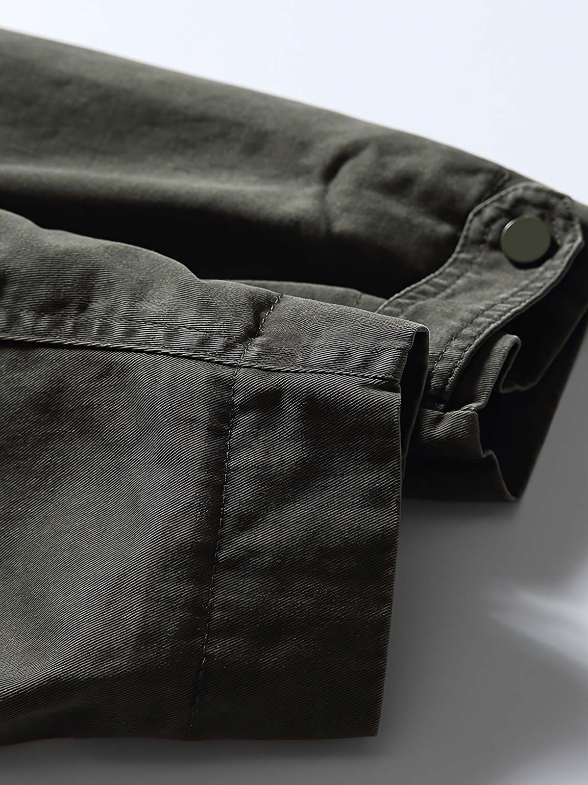 製品画像
フード付きワークジャケット クラシックなミリタリーとアウトドアスタイルを融合したデザイン。現代的な工芸技術を取り入れ、実用性とスタイルを兼ね備えたワークジャケット。
詳細画像
フード付きワークジャケットのディテール画像 クラシックなミリタリーとアウトドアの要素を取り入れたフロントポケット、ジッパー部分、袖口のディテールが際立つ。