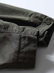 製品画像
フード付きワークジャケット クラシックなミリタリーとアウトドアスタイルを融合したデザイン。現代的な工芸技術を取り入れ、実用性とスタイルを兼ね備えたワークジャケット。
詳細画像
フード付きワークジャケットのディテール画像 クラシックなミリタリーとアウトドアの要素を取り入れたフロントポケット、ジッパー部分、袖口のディテールが際立つ。