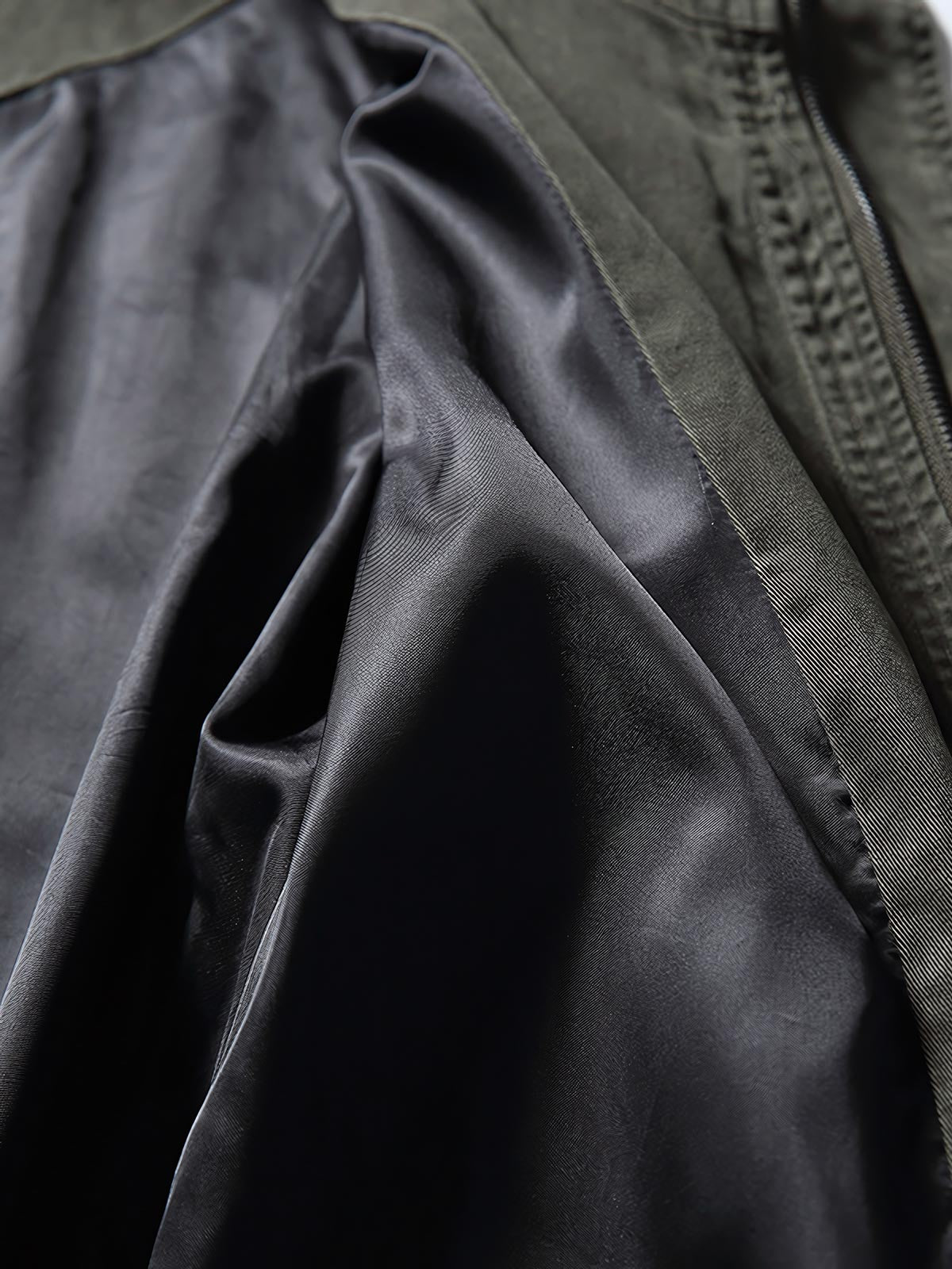 製品画像
フード付きワークジャケット クラシックなミリタリーとアウトドアスタイルを融合したデザイン。現代的な工芸技術を取り入れ、実用性とスタイルを兼ね備えたワークジャケット。
詳細画像
フード付きワークジャケットのディテール画像 クラシックなミリタリーとアウトドアの要素を取り入れたフロントポケット、ジッパー部分、袖口のディテールが際立つ。