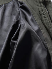 製品画像
フード付きワークジャケット クラシックなミリタリーとアウトドアスタイルを融合したデザイン。現代的な工芸技術を取り入れ、実用性とスタイルを兼ね備えたワークジャケット。
詳細画像
フード付きワークジャケットのディテール画像 クラシックなミリタリーとアウトドアの要素を取り入れたフロントポケット、ジッパー部分、袖口のディテールが際立つ。