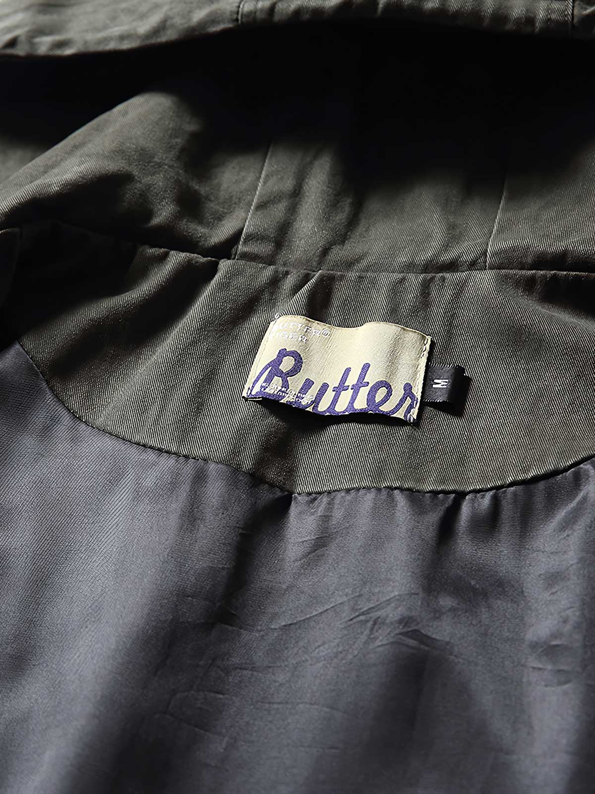 製品画像
フード付きワークジャケット クラシックなミリタリーとアウトドアスタイルを融合したデザイン。現代的な工芸技術を取り入れ、実用性とスタイルを兼ね備えたワークジャケット。
詳細画像
フード付きワークジャケットのディテール画像 クラシックなミリタリーとアウトドアの要素を取り入れたフロントポケット、ジッパー部分、袖口のディテールが際立つ。