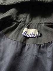 製品画像
フード付きワークジャケット クラシックなミリタリーとアウトドアスタイルを融合したデザイン。現代的な工芸技術を取り入れ、実用性とスタイルを兼ね備えたワークジャケット。
詳細画像
フード付きワークジャケットのディテール画像 クラシックなミリタリーとアウトドアの要素を取り入れたフロントポケット、ジッパー部分、袖口のディテールが際立つ。