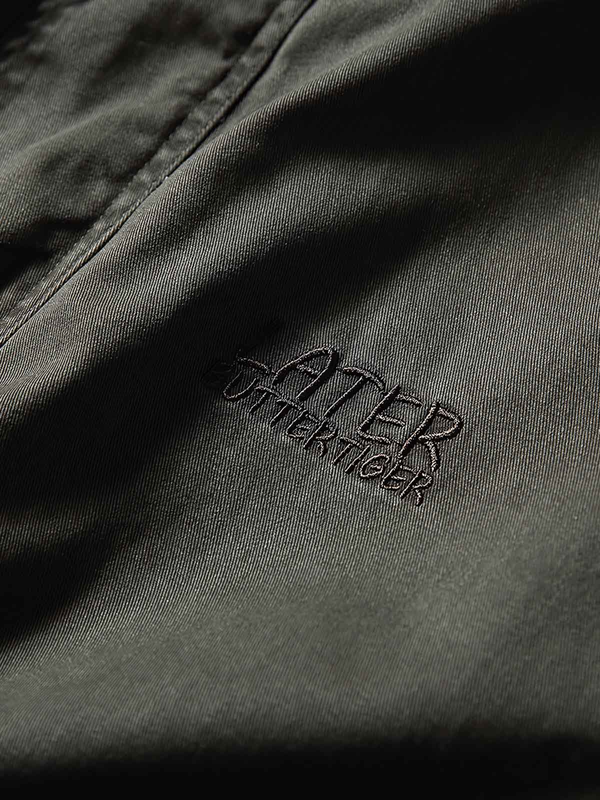 製品画像
フード付きワークジャケット クラシックなミリタリーとアウトドアスタイルを融合したデザイン。現代的な工芸技術を取り入れ、実用性とスタイルを兼ね備えたワークジャケット。
詳細画像
フード付きワークジャケットのディテール画像 クラシックなミリタリーとアウトドアの要素を取り入れたフロントポケット、ジッパー部分、袖口のディテールが際立つ。