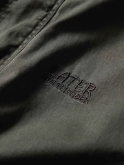 製品画像
フード付きワークジャケット クラシックなミリタリーとアウトドアスタイルを融合したデザイン。現代的な工芸技術を取り入れ、実用性とスタイルを兼ね備えたワークジャケット。
詳細画像
フード付きワークジャケットのディテール画像 クラシックなミリタリーとアウトドアの要素を取り入れたフロントポケット、ジッパー部分、袖口のディテールが際立つ。