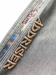 製品画像: パッチワーク刺繍ルーズフィットデニムパンツ、快適でスタイリッシュな正面全体図
詳細画像: 刺繍とパッチワークのディテール、個性的なデザイン、細部の高品質な仕上げ