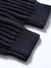 製品画像
"ストライプ ニット編み カーディガン、リブ編みの裾デザインでフィット感を向上させ、精緻なストライプ編みが視覚的にスタイルを引き立てるカーディガン、柔らかく伸縮性のあるニット素材"
詳細画像
"ストライプ編みが特徴的なニットカーディガン、リブ編みの裾デザインで着心地とフィット感を向上、柔らかなニット素材で暖かさと伸縮性を提供、ネイビーとコーヒー色の2色展開"